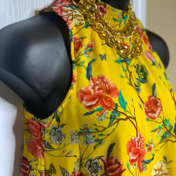 🎈Top Yellow floral Size Medium - Picture 4 of 9